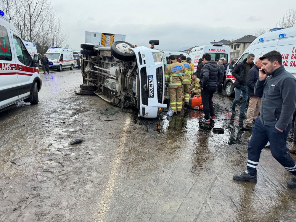 Korkunç kaza! 2 işçi servisi çarpıştı: Ölü ve çok sayıda yaralı var