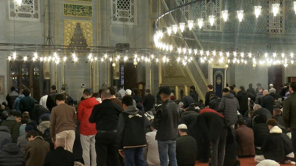 Camilerde ilk teravih namazı için yoğunluk oluştu