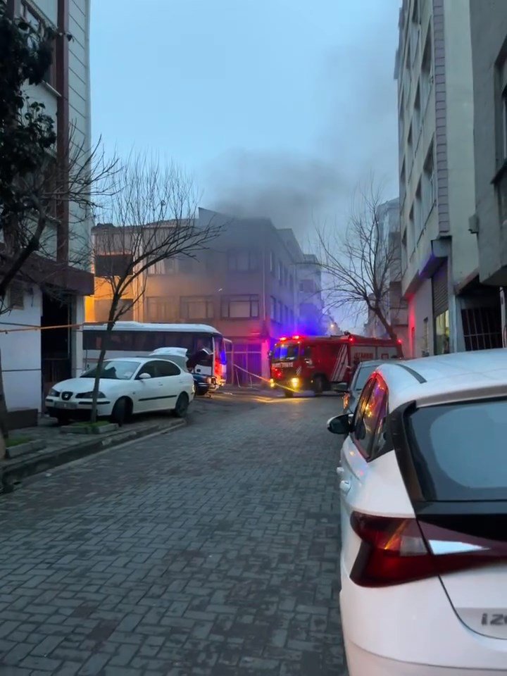 Mahalleli ile kavga eden hurdacılar, mallarını yaktı