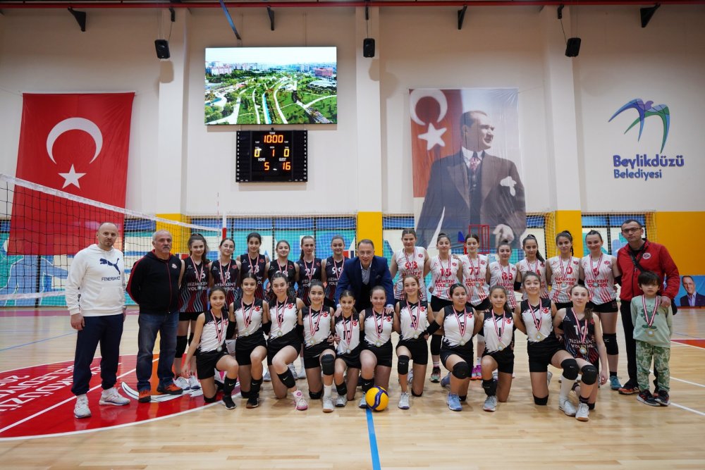 Beylikdüzü’nde ‘Öğretmen Fedai Altun Kapalı Spor Tesisi’ hizmete açıldı