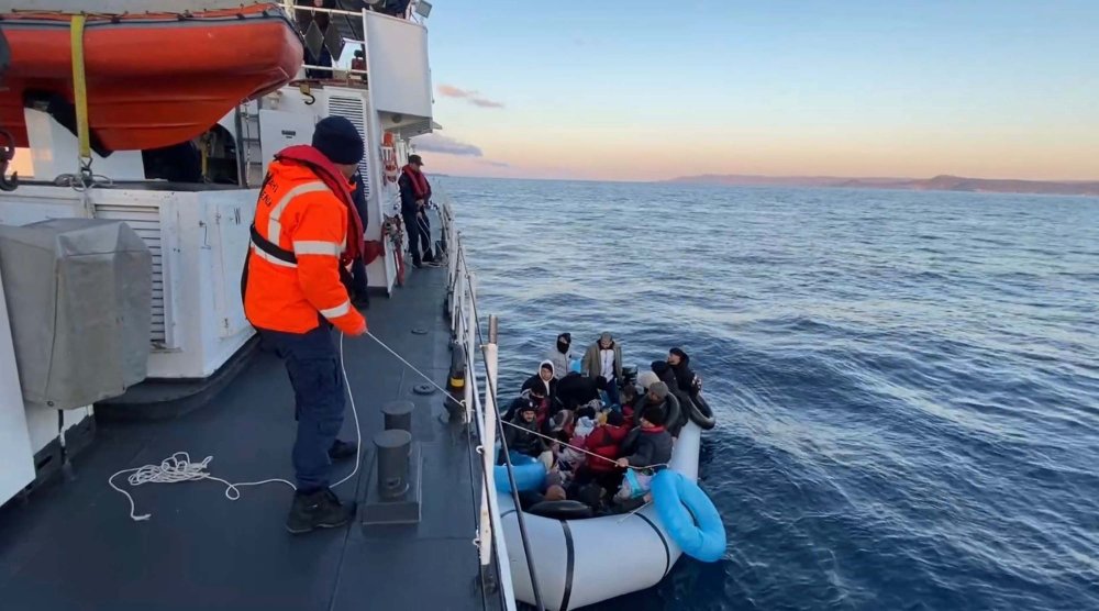 Çanakkale açıklarında çok sayıda kaçak göçmen yakalandı