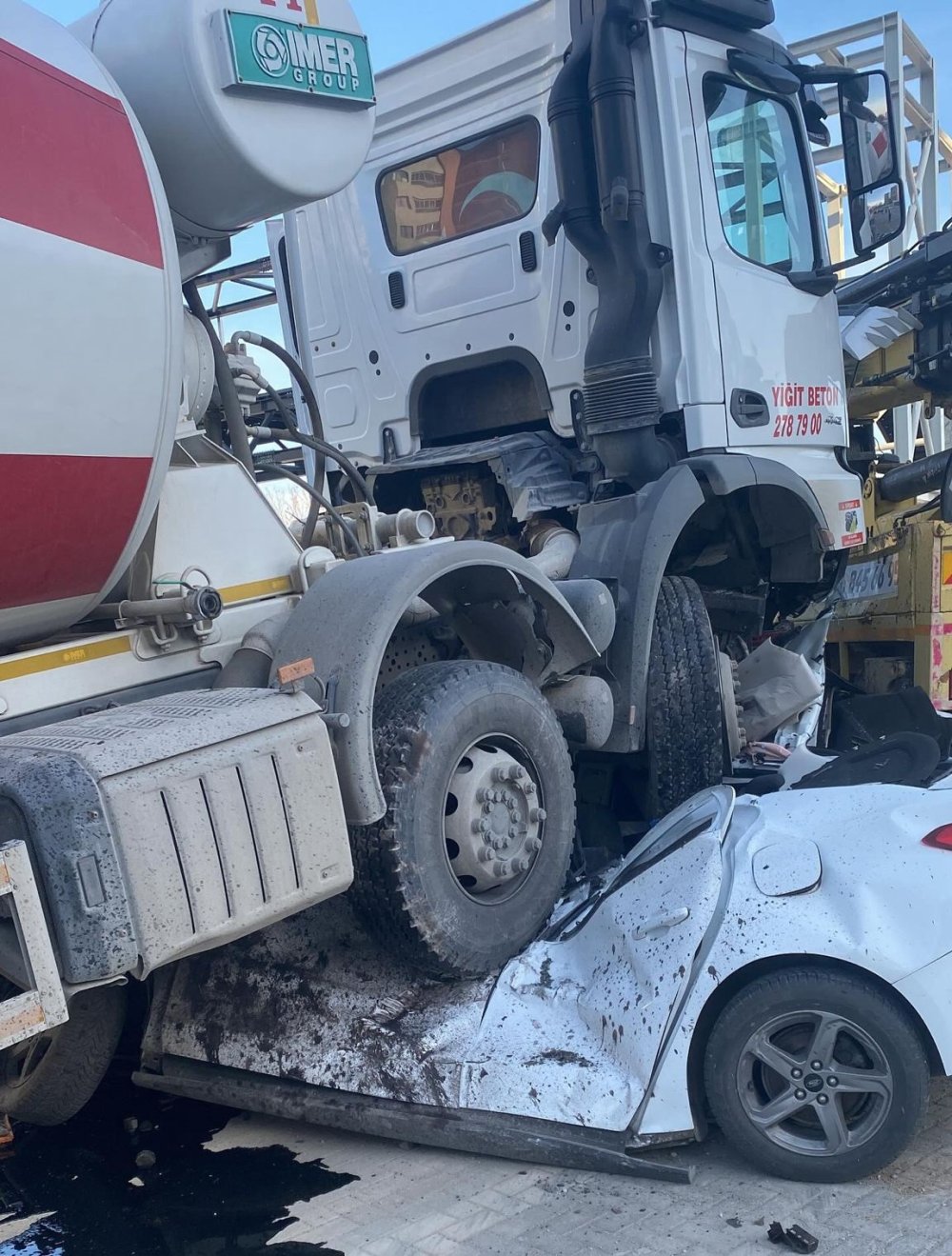 Freni boşalan beton mikseri park halindeki araçları hurdaya çevirdi: O anlar kamerada