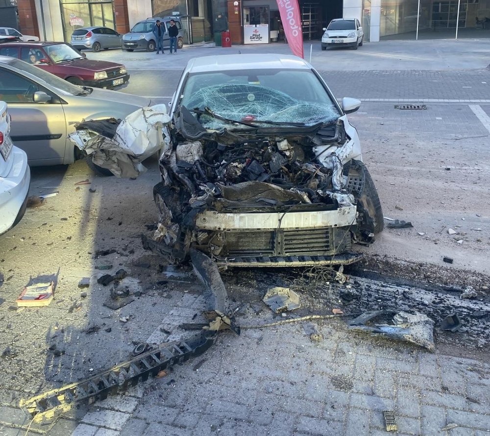 Freni boşalan beton mikseri park halindeki araçları hurdaya çevirdi: O anlar kamerada