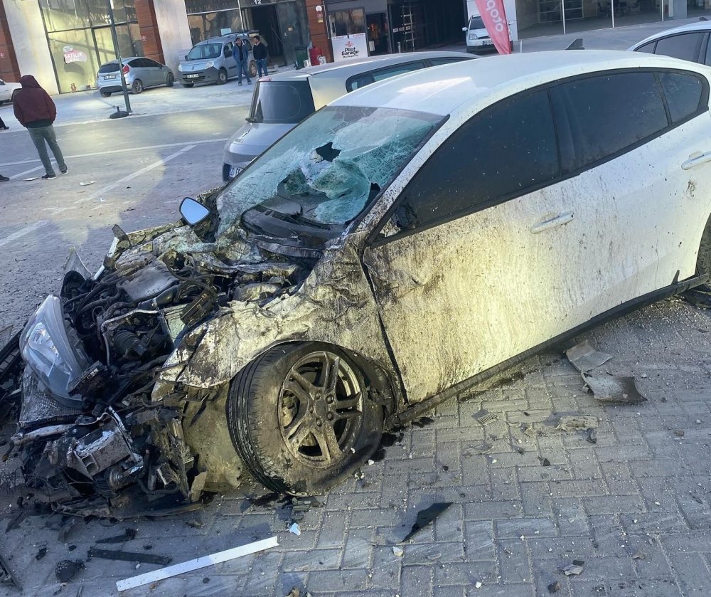 Freni boşalan beton mikseri park halindeki araçları hurdaya çevirdi: O anlar kamerada