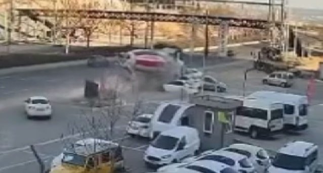 Freni boşalan beton mikseri park halindeki araçları hurdaya çevirdi: O anlar kamerada