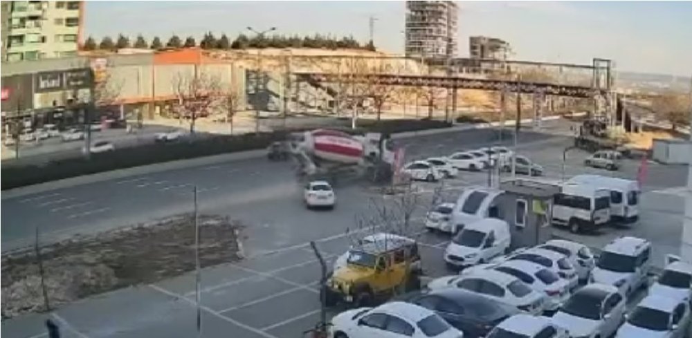 Freni boşalan beton mikseri park halindeki araçları hurdaya çevirdi: O anlar kamerada