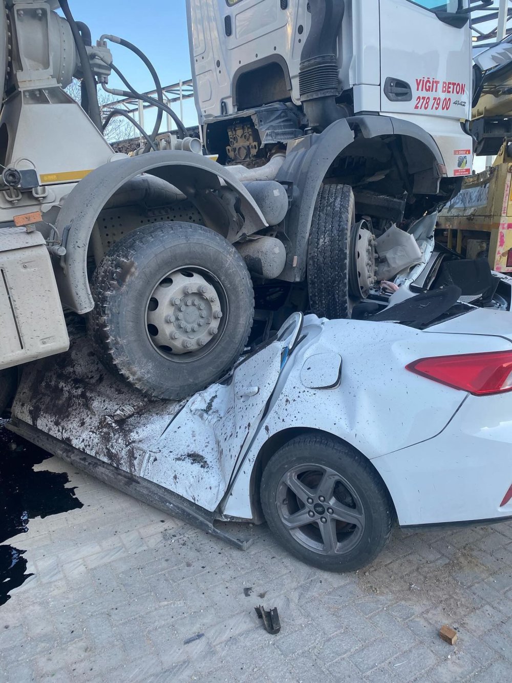 Freni boşalan beton mikseri park halindeki araçları hurdaya çevirdi: O anlar kamerada