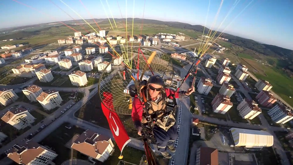 Paramotorla ‘Çanakkale şehitleri’ anısına saygı uçuşu