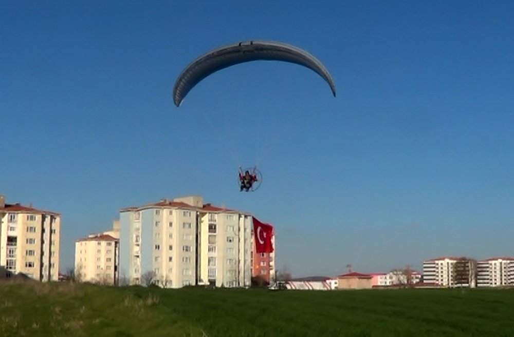 Paramotorla ‘Çanakkale şehitleri’ anısına saygı uçuşu