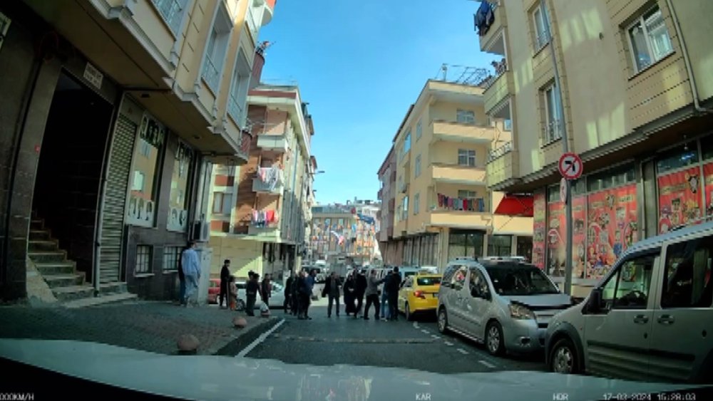 Trafik magandası terör estirdi: Taksinin camına yumruk atarak kırdı