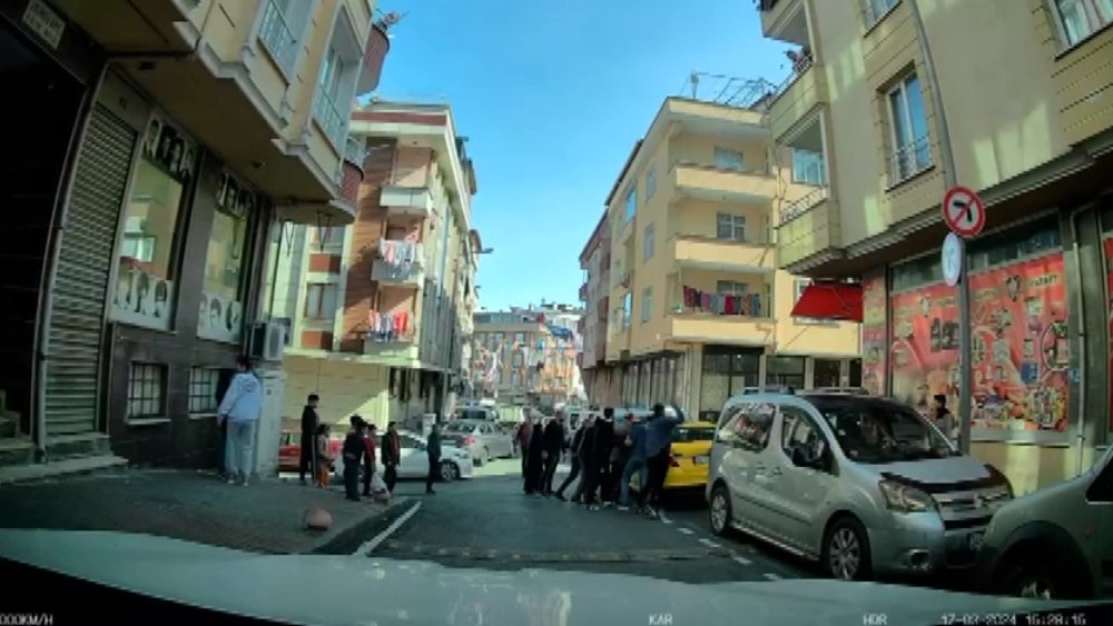 Trafik magandası terör estirdi: Taksinin camına yumruk atarak kırdı