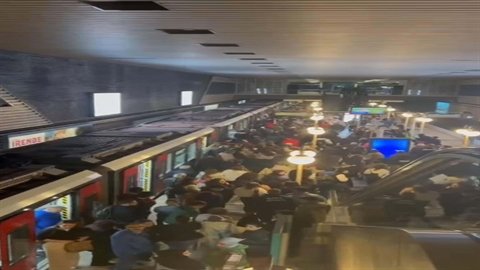 Metroda vatman kabinine tekmeli saldırı