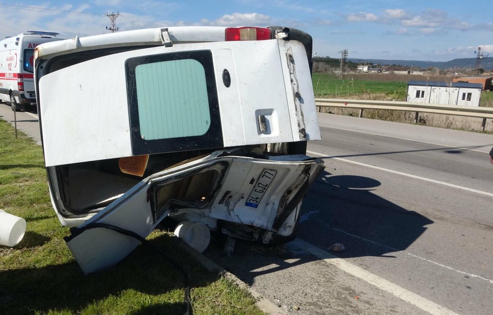 Lastiği patlayan minibüs devrildi, sürücü yaralandı