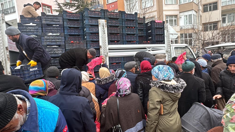 Ramazan yardımından vatandaşlar ezilme tehlikesi geçirdi!