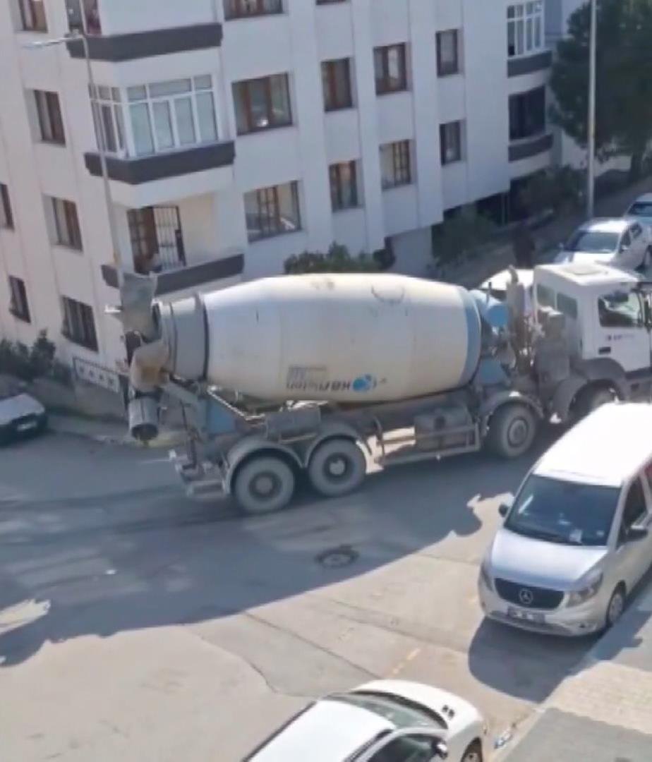 Beton mikseri yola beton döktü