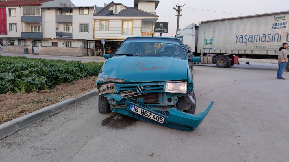 İki otomobil kafa kafaya çarpıştı, çocuk ve çok sayıdaki kişi yaralandı