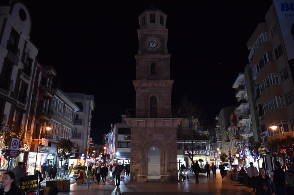 Türkiye'nin birçok noktasında ışıklar 1 saatliğine kapatıldı