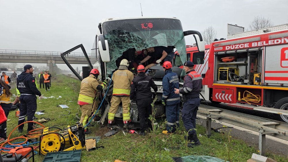 Düzce'de yolcu otobüsü bariyerlere çarptı: Çok sayıda yaralı var