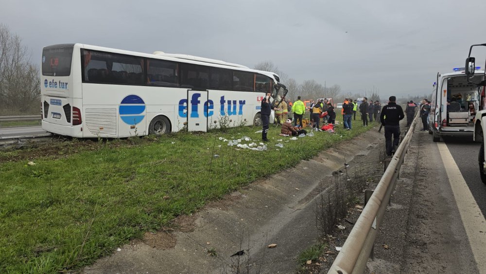 Düzce'de yolcu otobüsü bariyerlere çarptı: Çok sayıda yaralı var