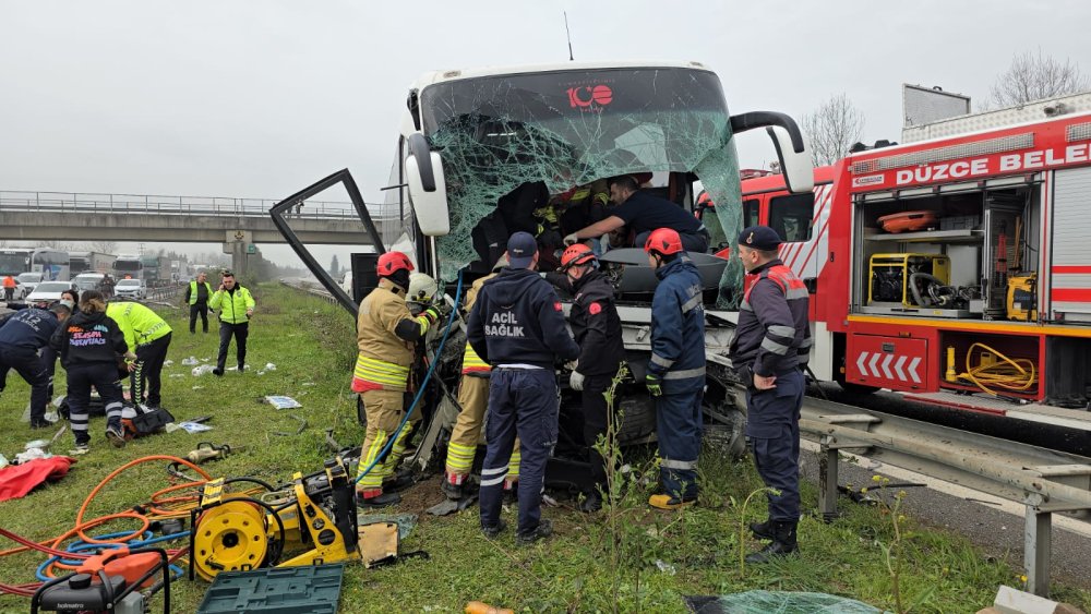 Düzce'de yolcu otobüsü bariyerlere çarptı: Çok sayıda yaralı var