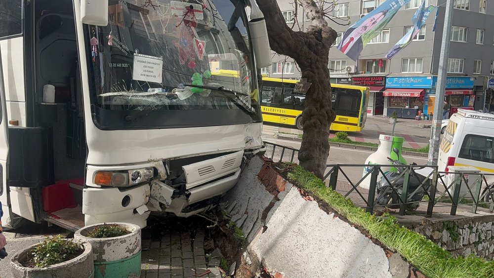 Freni boşalan otobüs korkuluklara çarptı