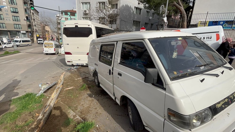 Freni boşalan otobüs korkuluklara çarptı