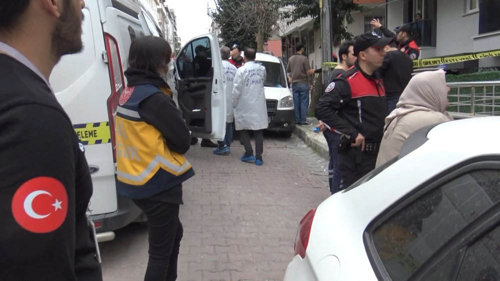 Avcılar'da dehşet! Çocuklarının gözü önünde annelerini vurdu