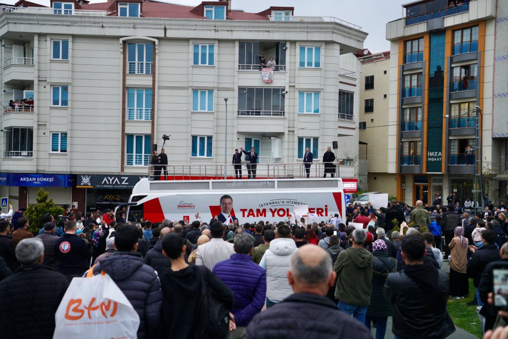 Ekrem İmamoğlu öğrencilerle birlikte iftar yaptı