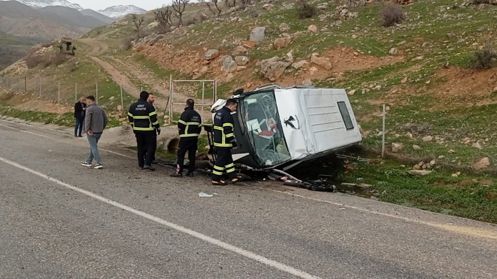 Öğrencileri taşıyan minibüs devrildi: Ölü ve yaralılar var!