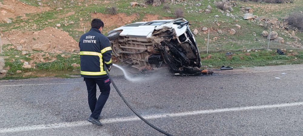 Öğrencileri taşıyan minibüs devrildi: Ölü ve yaralılar var!