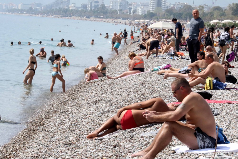 Antalya'da oyunu kullanan vatandaşlar soluğu sahilde aldı