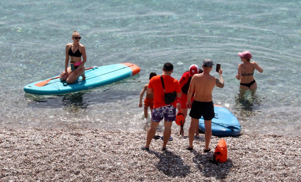 Antalya'da oyunu kullanan vatandaşlar soluğu sahilde aldı