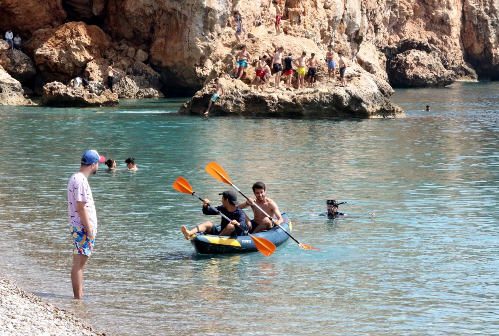 Antalya'da oyunu kullanan vatandaşlar soluğu sahilde aldı