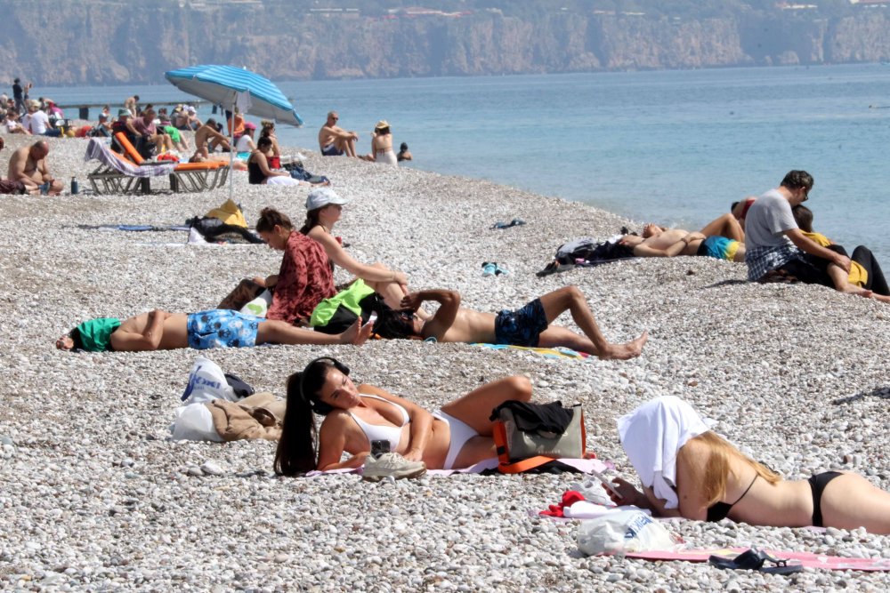 Antalya'da oyunu kullanan vatandaşlar soluğu sahilde aldı