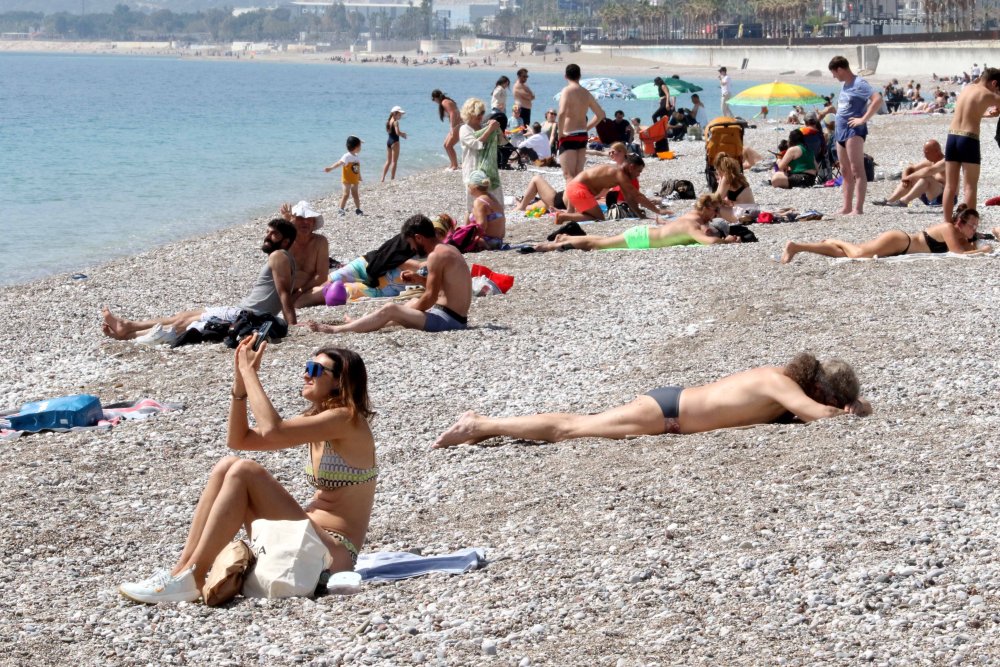 Antalya'da oyunu kullanan vatandaşlar soluğu sahilde aldı