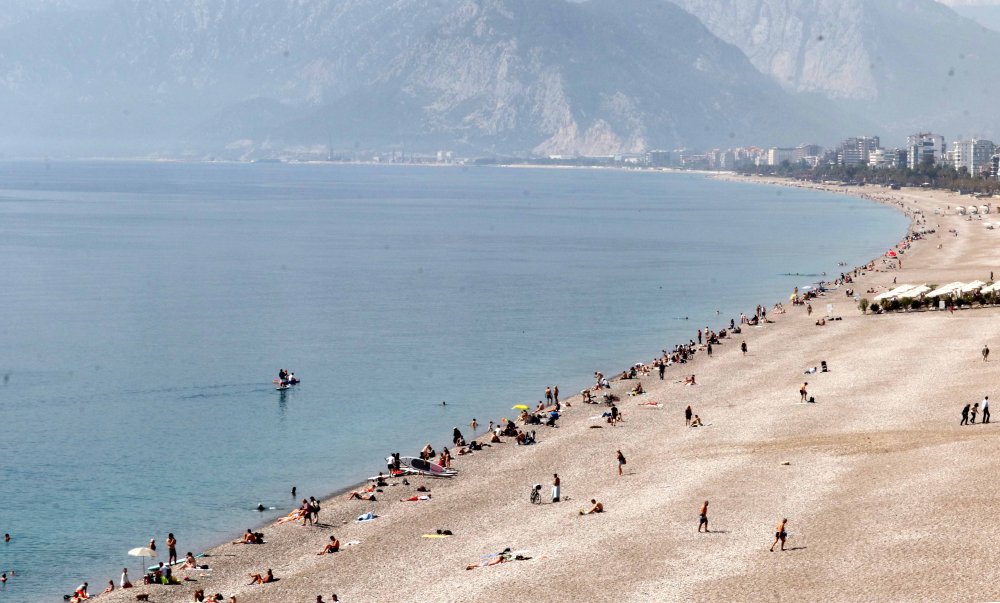 Antalya'da oyunu kullanan vatandaşlar soluğu sahilde aldı