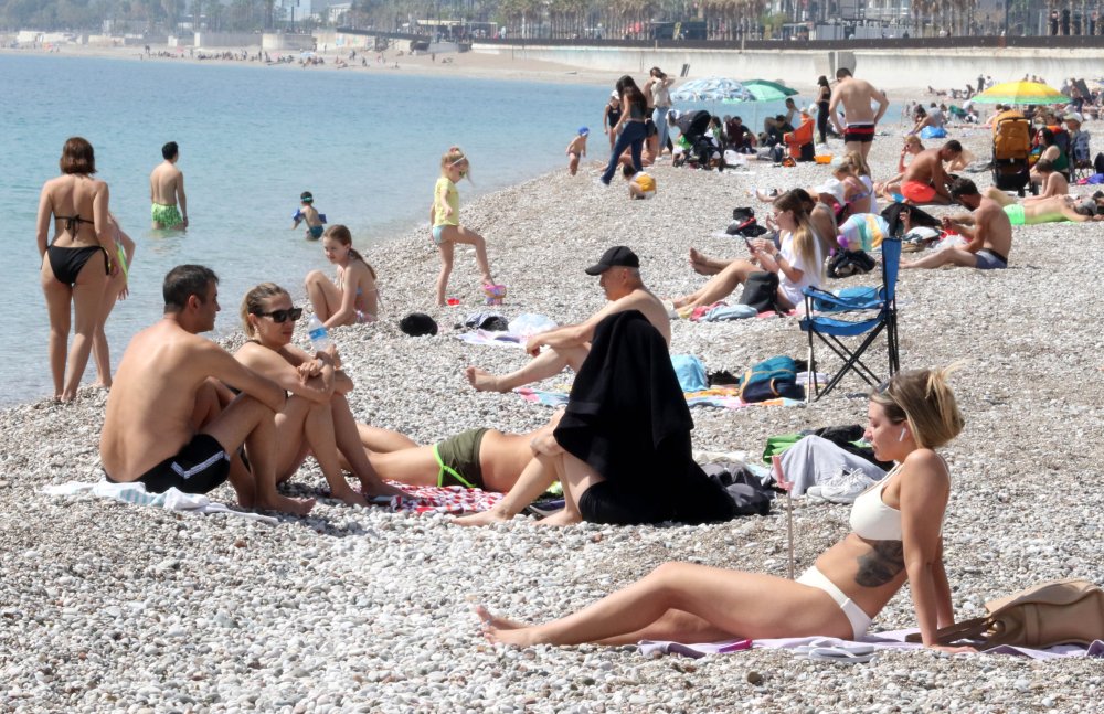 Antalya'da oyunu kullanan vatandaşlar soluğu sahilde aldı