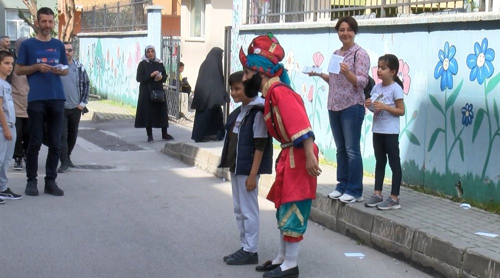 Sandığa Karagöz kostümüyle gitti