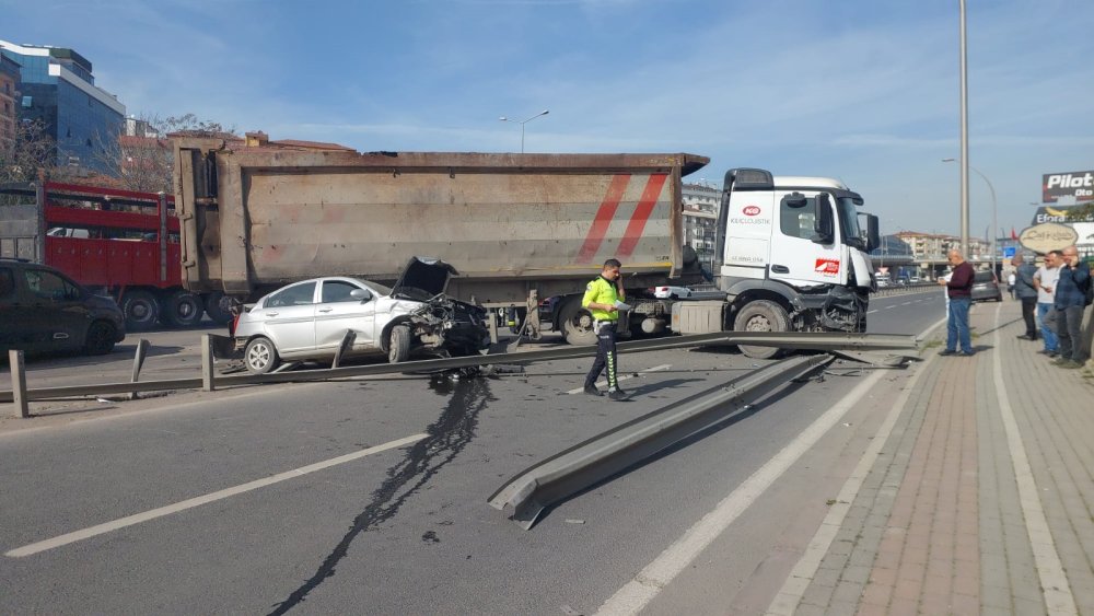 TIR park halindeki otomobile çarptı! Yolda kilometrelerce kuyruk oluştu