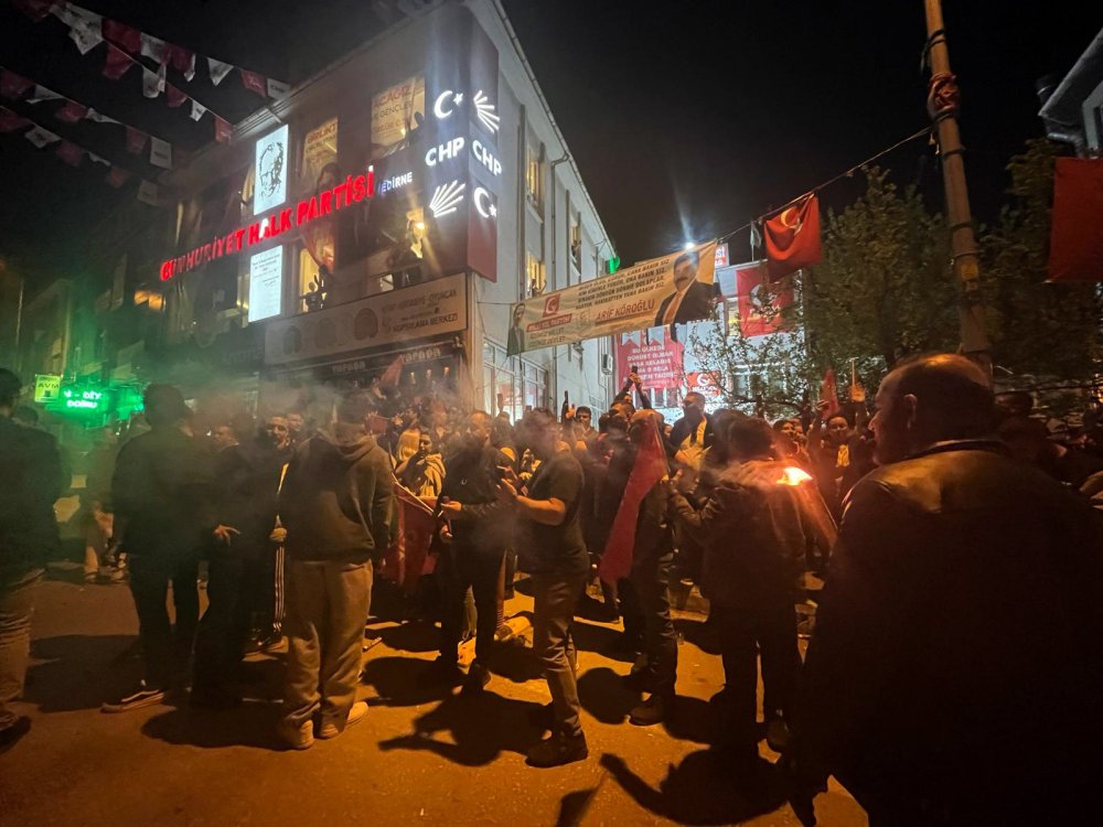 Edirne'nin ilk kadın başkanı Akın'a meşaleli kutlama