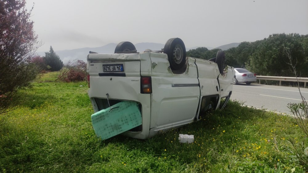 Minibüs, refüjdeki ağaçlara çarpıp takla attı: 2 yaralı