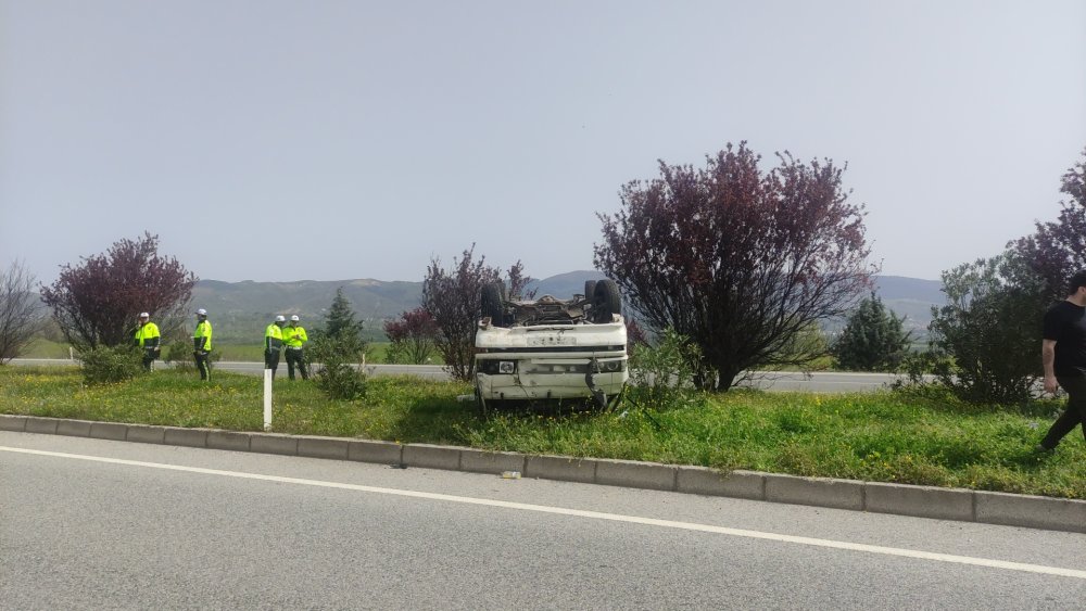 Minibüs, refüjdeki ağaçlara çarpıp takla attı: 2 yaralı