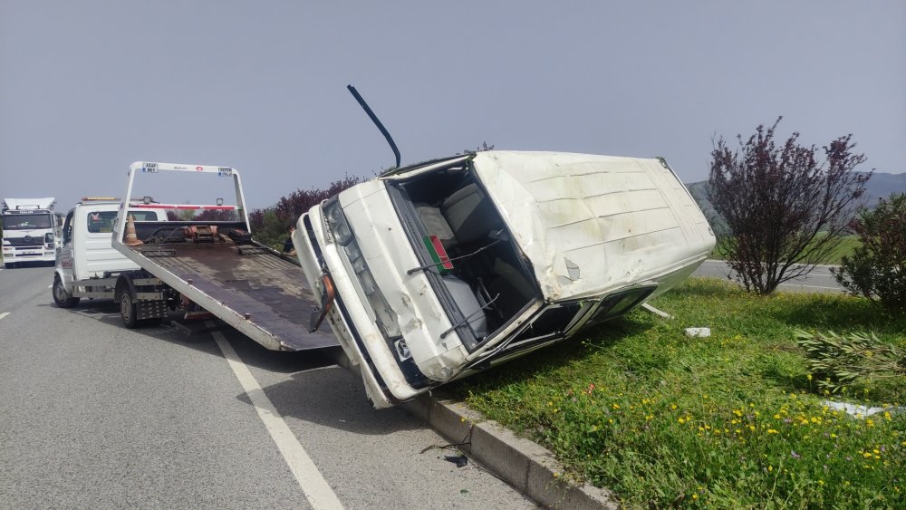 Minibüs, refüjdeki ağaçlara çarpıp takla attı: 2 yaralı