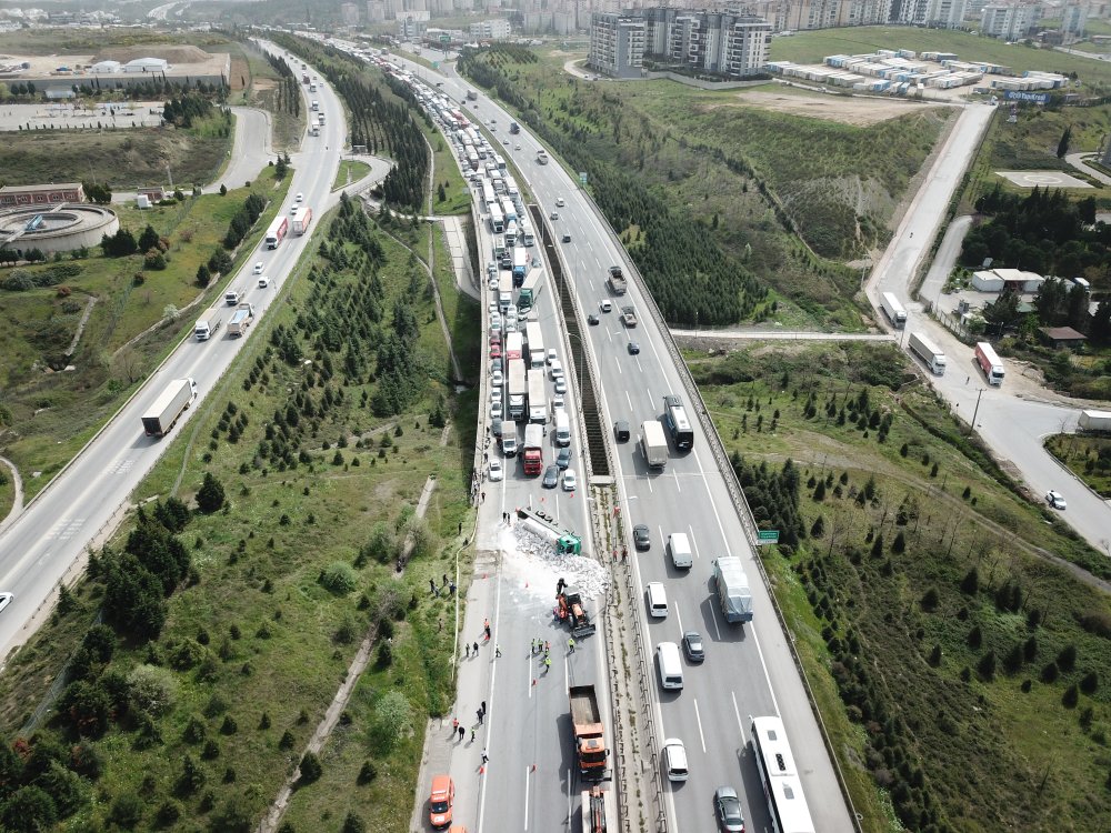 TEM'de zincirleme kaza: İstanbul yönü trafiğe kapandı