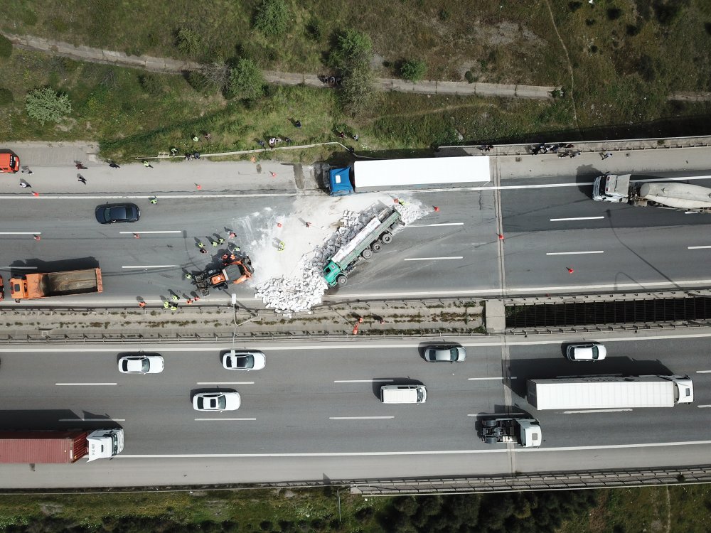 TEM'de zincirleme kaza: İstanbul yönü trafiğe kapandı