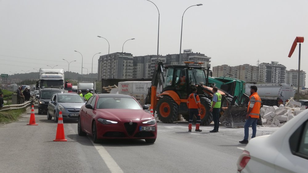 TEM'de zincirleme kaza: İstanbul yönü trafiğe kapandı