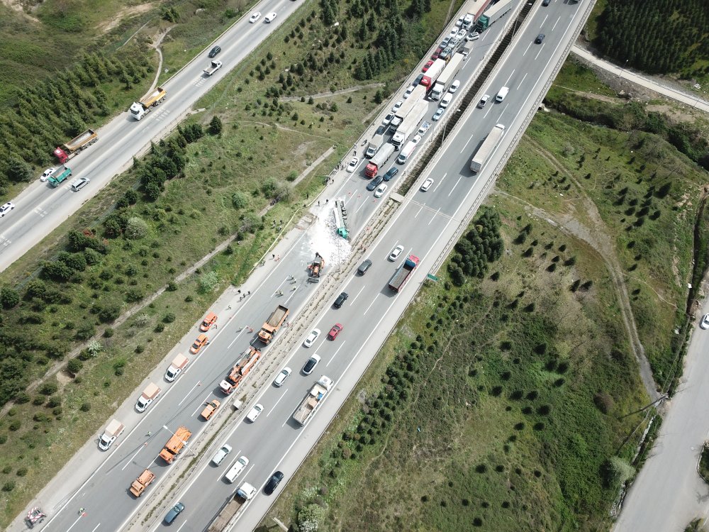 TEM'de zincirleme kaza: İstanbul yönü trafiğe kapandı