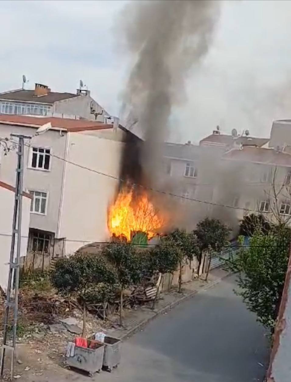 Avcılar'da kömürlükte başlayan yangın büyüdü: 3 katlı binaya sıçradı