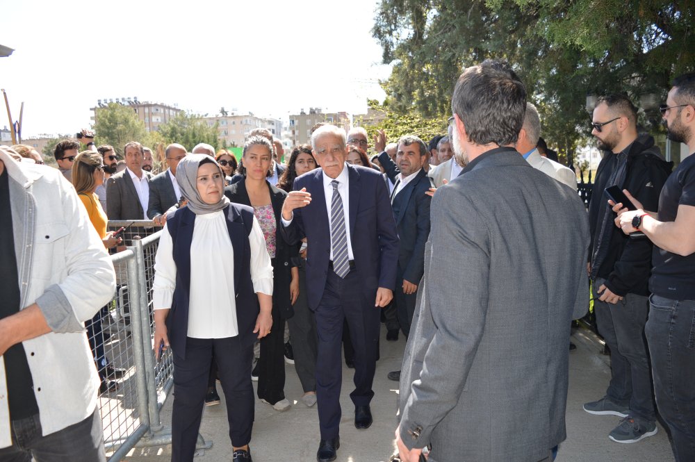 Mardin'de Ahmet Türk mazbatasını aldı, Van için yola çıktı: 'Hukuksuzluk devam ettiği sürece susmayacağız'