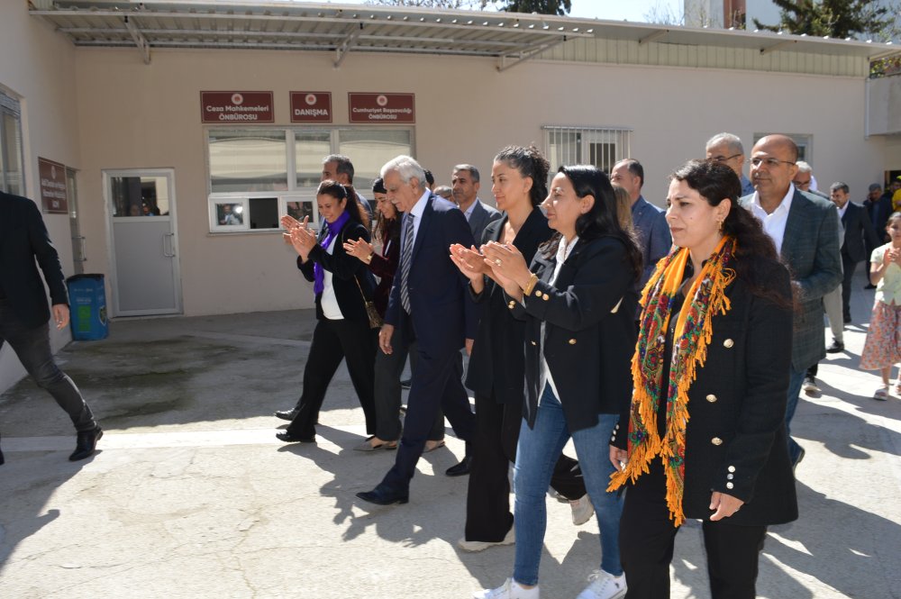 Mardin'de Ahmet Türk mazbatasını aldı, Van için yola çıktı: 'Hukuksuzluk devam ettiği sürece susmayacağız'